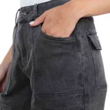 Pantalón cargo negro de denim con bolsillos laterales y traseros.