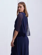 Vestido de fiesta azul marino de seda fría marca RM Richards, con escote en V cruzado, broche dorado en la cintura y mangas cortas de gasa.