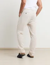 Pantalón de vestir verde oscuro, de corte recto y tiro medio.