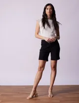 Short negro de gabardina elastizada con pretina ancha y bolsillos delanteros.