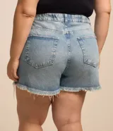 Short de jeans estilo boyfriend para tallas grandes, color celeste claro desgastado, con roturas y deshilachados en los bordes. Presenta cierre tradicional y trabillas en la cintura.
