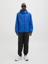 Campera azul de nylon con capucha, cierre frontal con cremallera, bolsillos delanteros y puños elásticos.