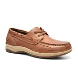Zapato náutico de cuero color marrón claro, con cordones y suela de goma.