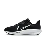 Championes de running Nike Quest 6, color negro con detalles en blanco.