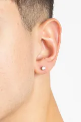 Par de caravanas plateadas con strass engarzado y tapón de acero quirúrgico.