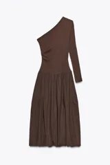 Vestido midi marrón de escote asimétrico con un hombro descubierto y una manga larga. La falda es amplia con bolsillos laterales y bajo tipo globo.