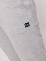 Pantalón deportivo tipo jogging color gris, confeccionado en 60% algodón y 40% poliéster, con cintura elástica ajustable con cordón.