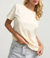 Blusa básica de algodón color tostado, de manga corta con dobladillo y nudo frontal.