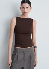 Top marrón de cuello barco y tirantes anchos, de tejido elástico y diseño entallado.