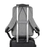 Mochila gris con doble bolsillo frontal con cierre, compartimento acolchado para laptop, puerto USB externo, asa de mano y faja trasera para acoplar a la manija de la valija.