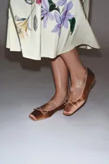 Zapato bailarina color rosa viejo, de efecto satinado, con punta cuadrada, tira elástica y lazo decorativo en la parte delantera.
