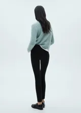 Pantalón negro ajustado al cuerpo, de tiro alto y largo tobillero.