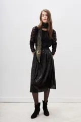 Falda larga negra con lentejuelas y forro interior.