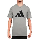 Remera gris de entrenamiento Adidas con logo de la marca estampado en el frente. Corte clásico y mangas cortas.