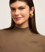 Remera femenina de algodón color marrón, con cuello alto en punto roma y mangas cortas con dobladillo.