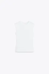Top blanco de algodón con cuello redondo y sisas anchas.