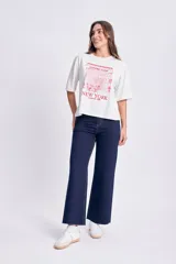 Pantalón de jean de corte ancho color azul oscuro.