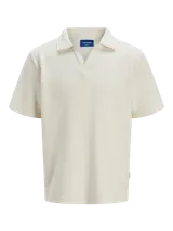 Polo de manga corta color crema, con cuello tipo polo y corte relajado.