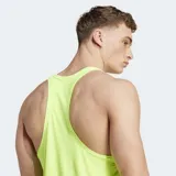 Musculosa de running Adidas Adizero, color amarillo neón, con corte ajustado, espalda deportiva (racer-back) y logo pequeño en el pecho.