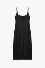 Vestido midi negro de breteles finos regulables, escote recto y abertura en el ruedo.