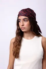 Pañuelo de seda con diseño estampado exclusivo de la marca.