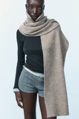 Bufanda larga combinada color beige confeccionada en mezcla de tejidos y lana con cuello subido y cremallera metálica.