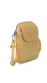 Bandolera pequeña y compacta color amarillo mostaza, realizada en símil cuero. Posee un bolsillo frontal con tapa y broche metálico, y un compartimento principal con cierre superior. Incluye correa ajustable del mismo material.