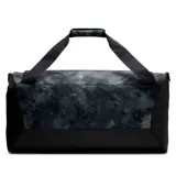 Bolso deportivo Nike Brasilia de 60 litros, color gris con estampado abstracto en tonos oscuros y logo de la marca en blanco. Cuenta con doble asa de mano, correa de hombro ajustable y múltiples compartimentos con cierre.