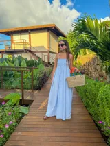 Vestido largo de estampado vichy celeste y blanco, con corpiño elastizado tipo smock que se adapta al cuerpo con comodidad y frescura. Su falda amplia y fluida lo convierte en una pieza ideal para días de verano y escapadas junto al mar.