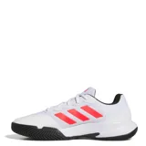 Championes Adidas Gamecourt 2.0 blancos con detalles en rojo y negro. Zapatillas de tenis con exterior de malla transpirable, mediasuela de EVA y suela ADIWEAR.