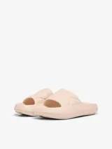 Sandalias tipo chinelas color beige con textura acolchada y logo de la marca Only en la plantilla.
