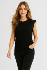 Musculosa negra con cuello redondo, sin mangas, con apliques de tachas en los hombros.