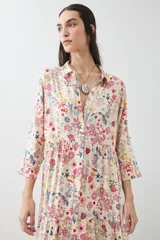 Maxi vestido estampado multicolor con cuello camisero, manga larga y falda larga con volados.