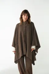 Capa marrón de tejido de punto 100% lana fina sin teñir, con botones y bolsillos en la delantera. Diseño exclusivo de Don Baez, hecha en Uruguay.