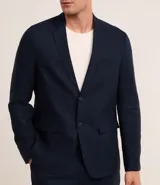 Saco de traje azul marino, confeccionado en viscolino, con cuello en V, cierre por botones, bolsillos y medio forro.