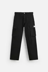 Pantalón cargo negro de corte relaxed fit, confeccionado en tejido de algodón con elasticidad. Cuenta con bolsillos frontales, traseros y laterales tipo plastrón con solapa. Tiene efecto lavado y cierre frontal con cremallera y botón.