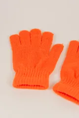 Guantes de lana color naranja.