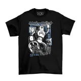 Remera negra de algodón con estampado de un robot con detalles en azul y texto en japonés. El diseño incluye elementos urbanos y de ciencia ficción.