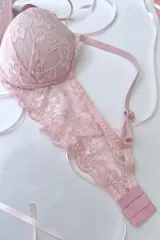 Soutien de copa armada con aro, confeccionado en puntilla rosada con detalle de encaje floral. Posee breteles elásticos regulables.