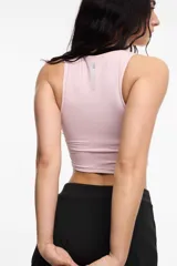 Top deportivo negro, corto, con escote redondo y copas removibles.