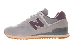 Championes New Balance modelo U574, color gris con detalles en blanco y logo "N" en color borgoña. Confeccionados en gamuza y malla, con tecnología Cordura y entresuela ENCAP.