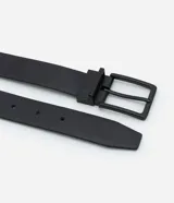 Cinturón negro de cuero sintético con hebilla cuadrada metálica.