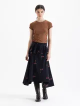 Remera de manga corta y escote redondo confeccionada en tejido morley de punto, con frunces en los laterales.