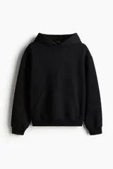 Canguro negro con capucha, corte holgado y bolsillo tipo canguro. Confeccionado en tejido de mezcla de algodón con interior cepillado suave. Remate acanalado en puños y bajo.