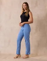 Pantalón verde esmeralda de gabardina elastizada, corte recto y pretina ancha con faja interna modeladora.