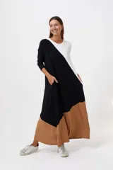 Vestido largo de morley fino, con diseño color block en blanco, negro y camel, corte amplio y bolsillos laterales.