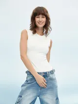 Body blanco sin mangas con cuello redondo.