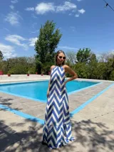 Vestido largo con estampado de chevrón en azul y blanco, con cuello halter y falda con volantes.