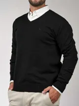 Sweater gris de hilo de algodón con escote en V y logo bordado en el pecho.