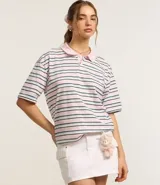 Remera de media malla con cuello polo, manga corta y estampado de rayas horizontales en tonos rosa, blanco y azul.